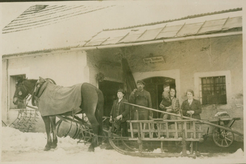 1936 Vor Der Werkstatt